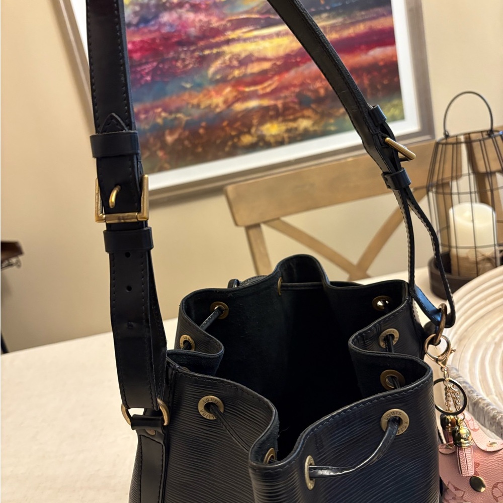 Louis Vuitton Black Shoulder Bag with Sleek Design - Picture 6 of 9